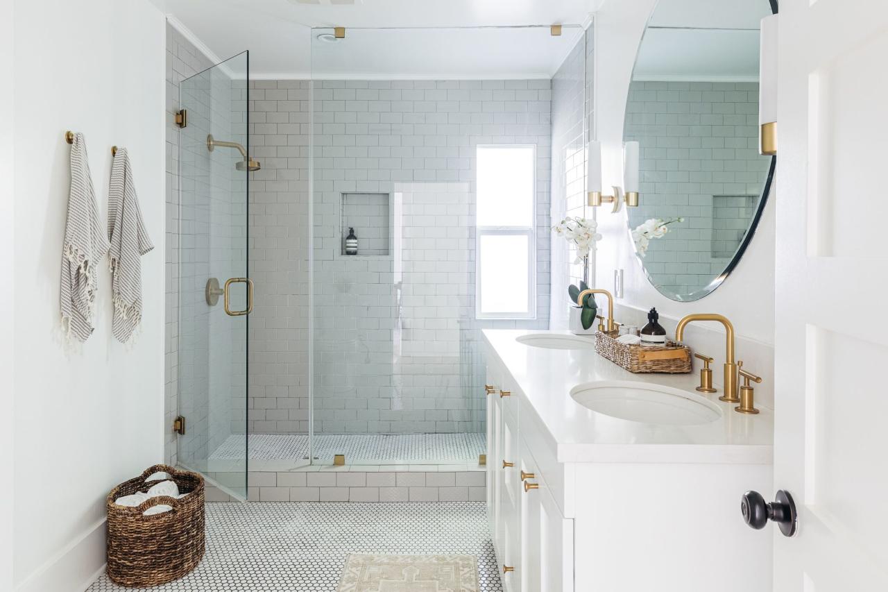 10 Classy Shower Doors Options for Your Bathroom